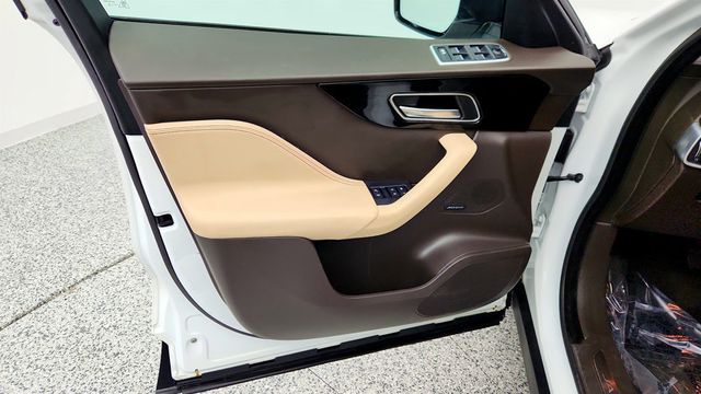 2018 Jaguar F-PACE 30t Prestige AWD with Vision + Comfort & Convenience Packages - 22972342 - 10