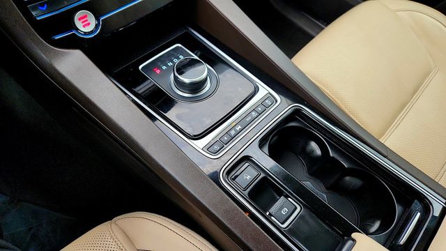 2018 Jaguar F-PACE 30t Prestige AWD with Vision + Comfort & Convenience Packages - 22972342 - 15