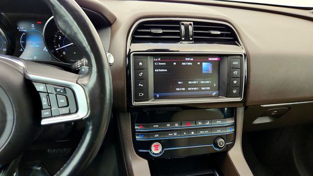 2018 Jaguar F-PACE 30t Prestige AWD with Vision + Comfort & Convenience Packages - 22972342 - 16