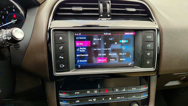 2018 Jaguar F-PACE 30t Prestige AWD with Vision + Comfort & Convenience Packages - 22972342 - 17