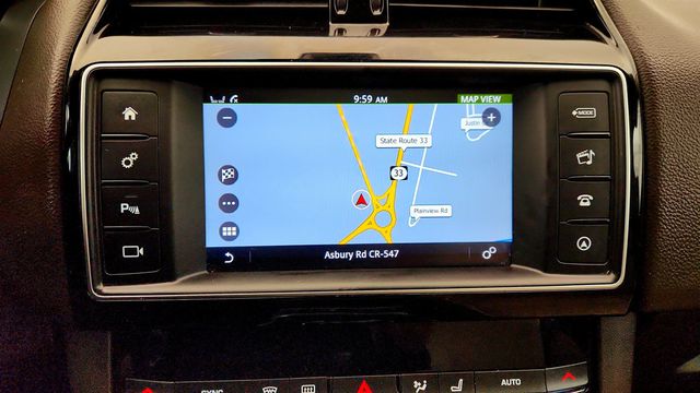 2018 Jaguar F-PACE 30t Prestige AWD with Vision + Comfort & Convenience Packages - 22972342 - 18