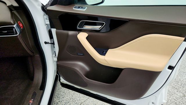 2018 Jaguar F-PACE 30t Prestige AWD with Vision + Comfort & Convenience Packages - 22972342 - 25