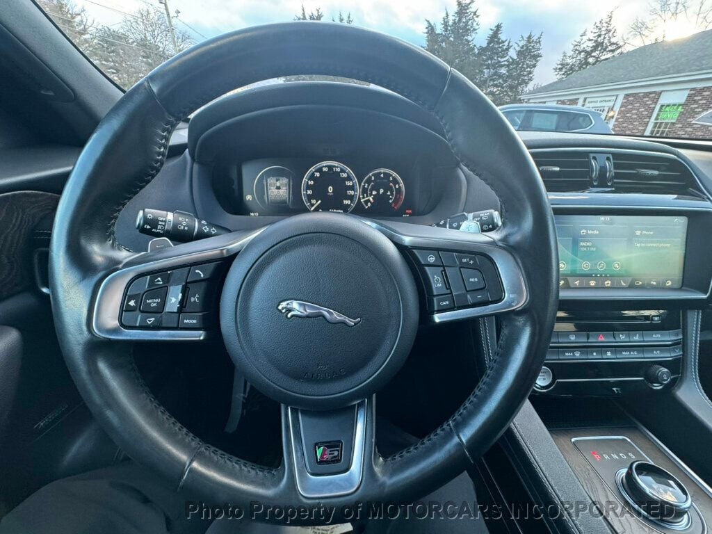 2018 Jaguar F-PACE ABSOLUTELY PRISTINE!!  - 22762929 - 12