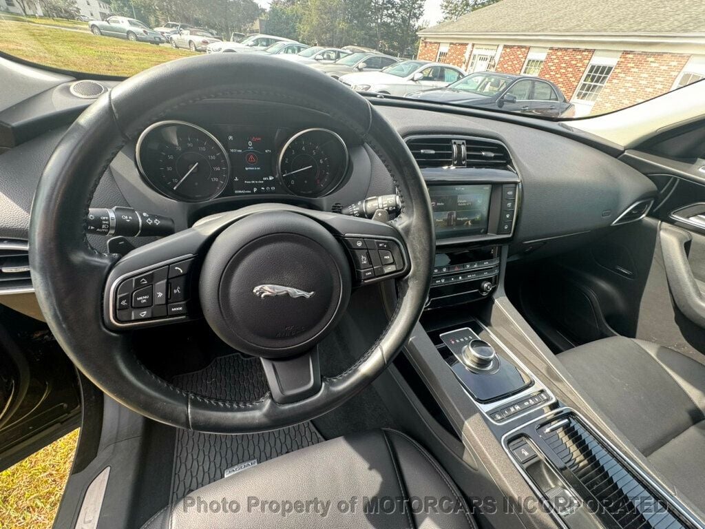 2018 Jaguar F-PACE Premium photo 11