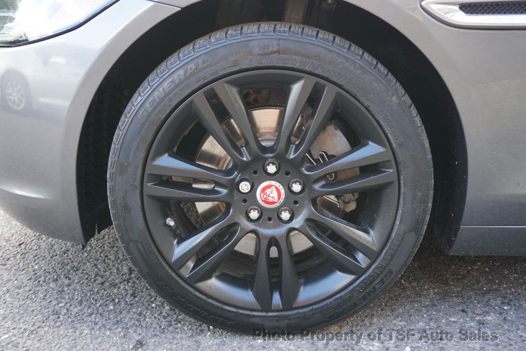 2018 Jaguar XE Prestige photo 11