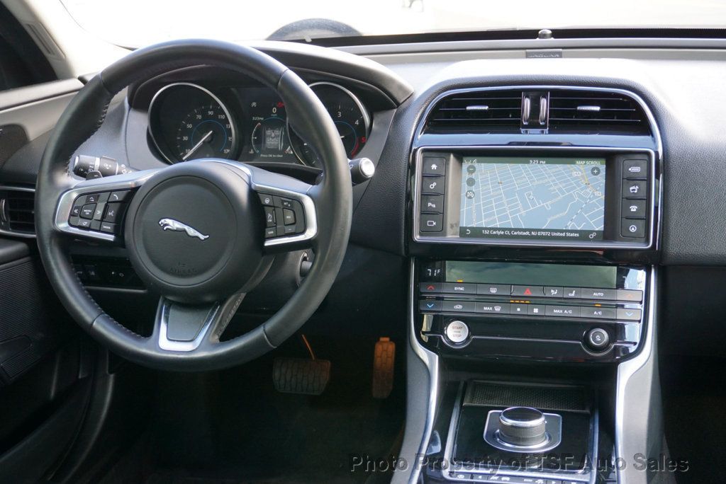 2018 Jaguar XE Prestige photo 12