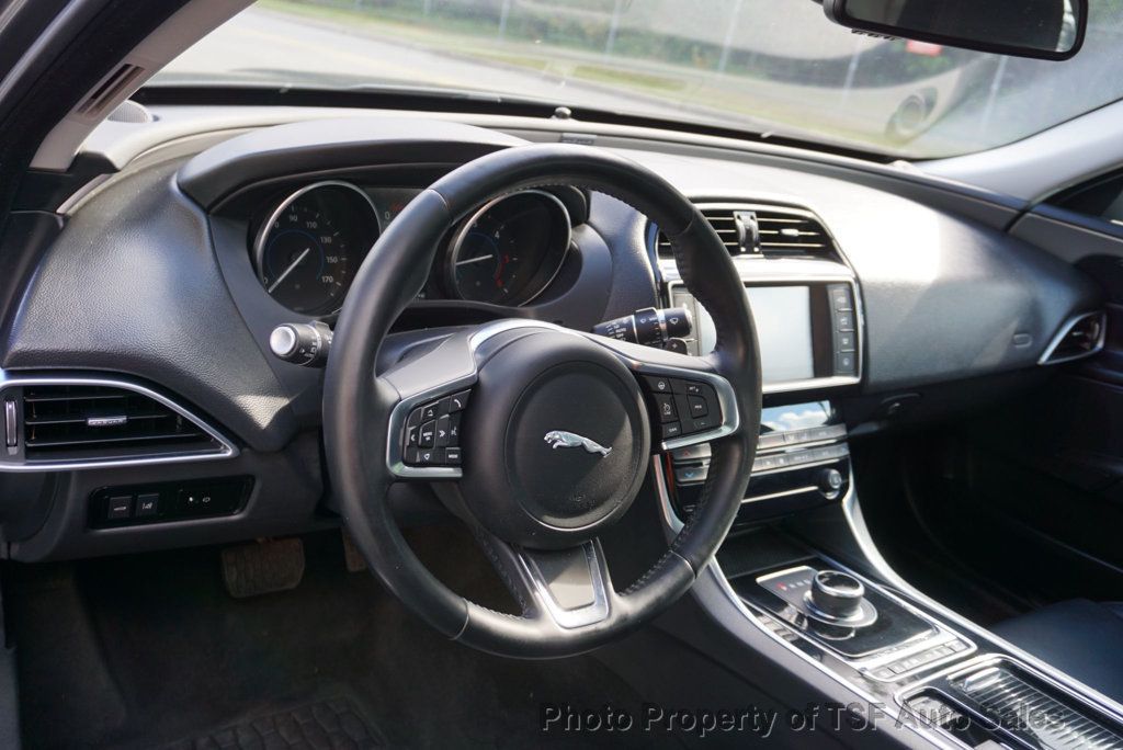 2018 Jaguar XE Prestige photo 13