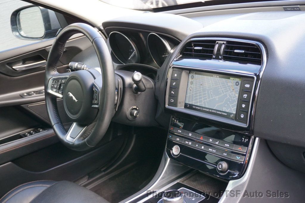 2018 Jaguar XE Prestige photo 14