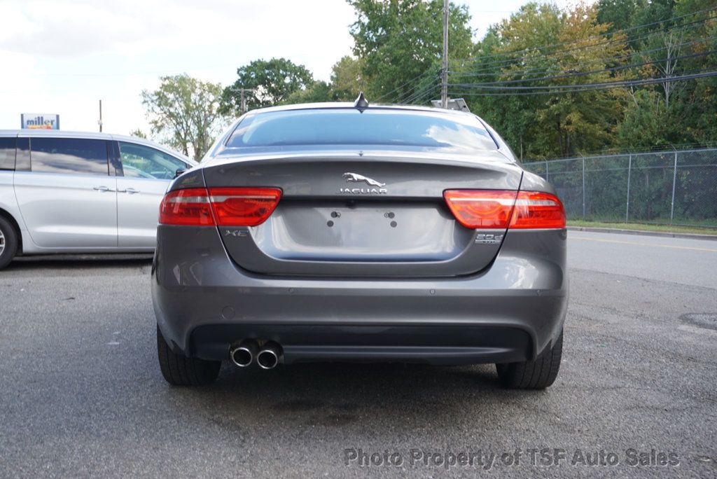 2018 Jaguar XE Prestige photo 2