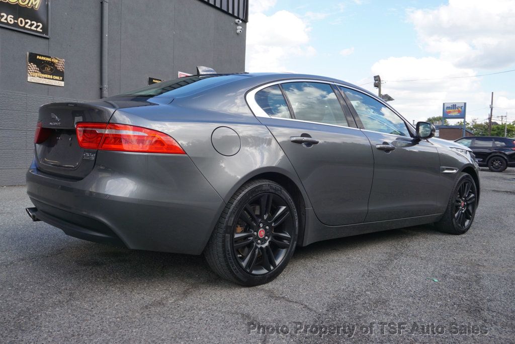2018 Jaguar XE Prestige photo 3