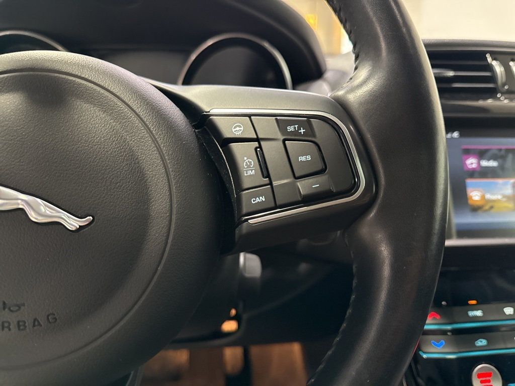 2018 Jaguar XE 25t Premium AWD - 22975146 - 11