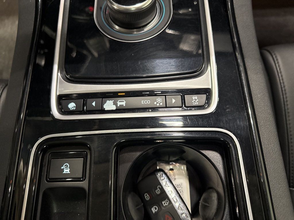 2018 Jaguar XE 25t Premium AWD - 22975146 - 22