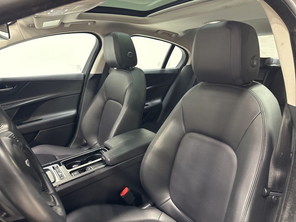 2018 Jaguar XE 25t Premium AWD - 22975146 - 28