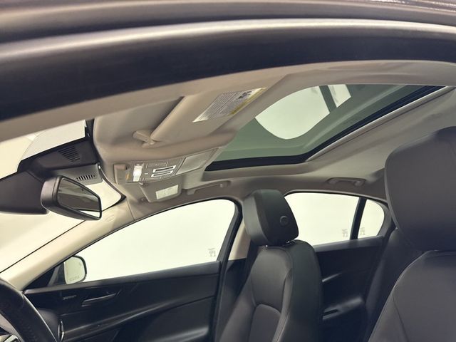 2018 Jaguar XE 25t Premium AWD - 22975146 - 29