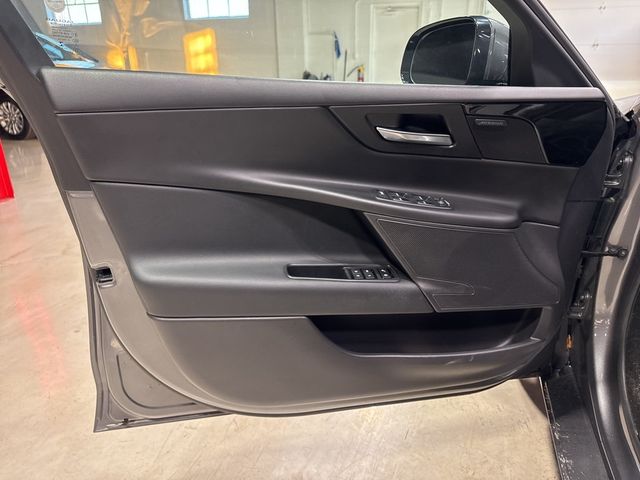 2018 Jaguar XE 25t Premium AWD - 22975146 - 30