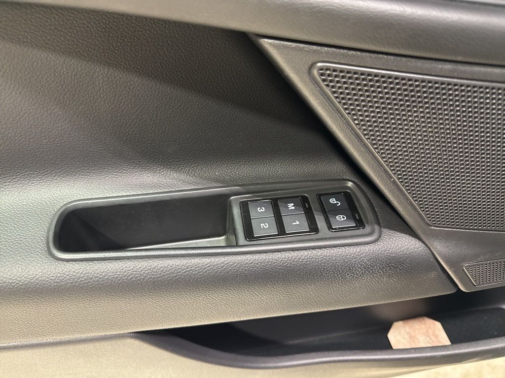 2018 Jaguar XE 25t Premium AWD - 22975146 - 32