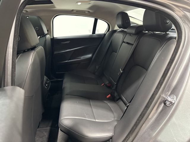 2018 Jaguar XE 25t Premium AWD - 22975146 - 34