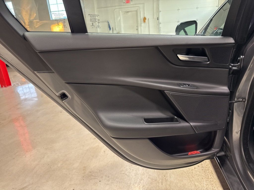 2018 Jaguar XE 25t Premium AWD - 22975146 - 36