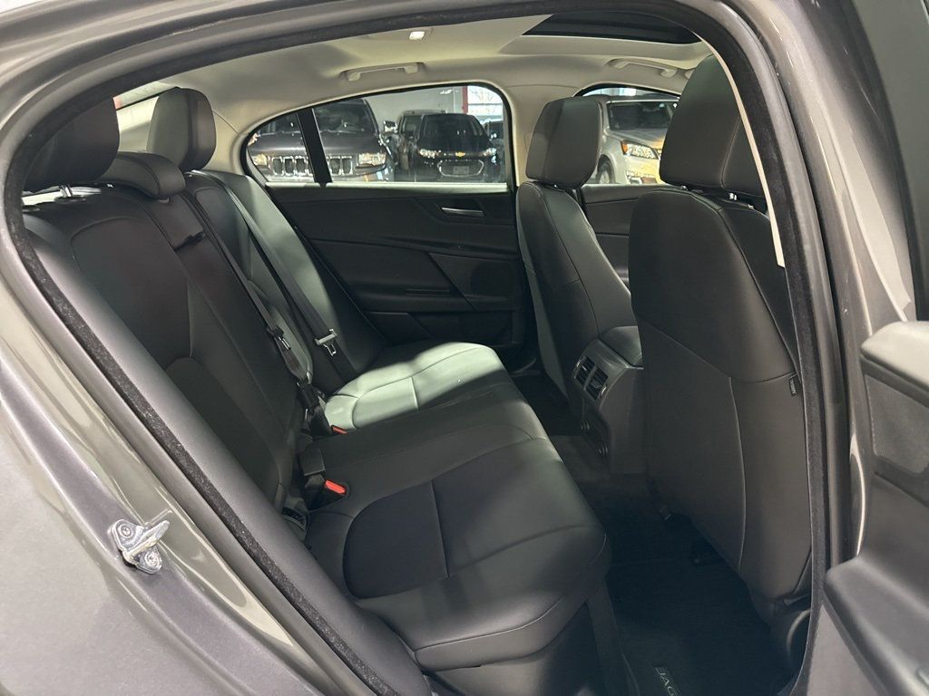 2018 Jaguar XE 25t Premium AWD - 22975146 - 39