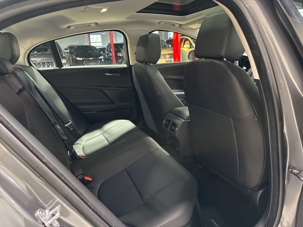 2018 Jaguar XE 25t Premium AWD - 22975146 - 40