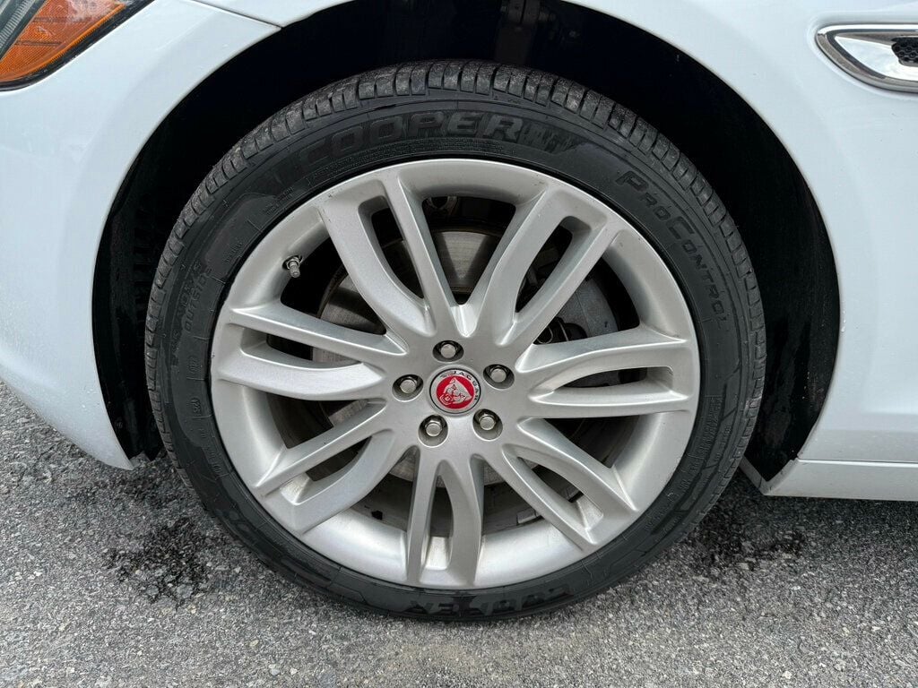 2018 Jaguar XF 35t Portfolio AWD photo 13