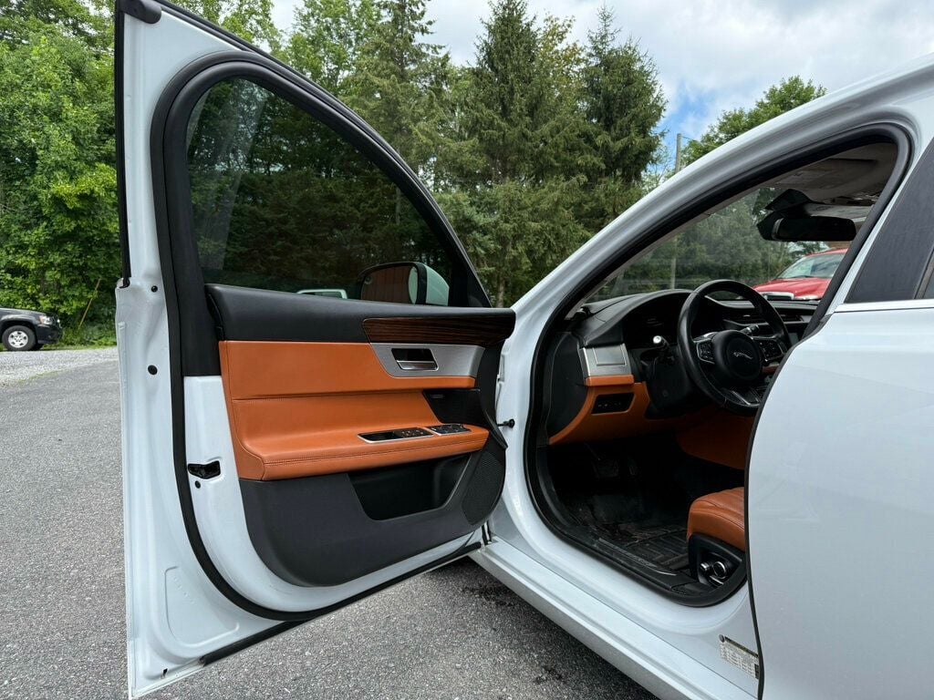 2018 Jaguar XF 35t Portfolio AWD photo 14