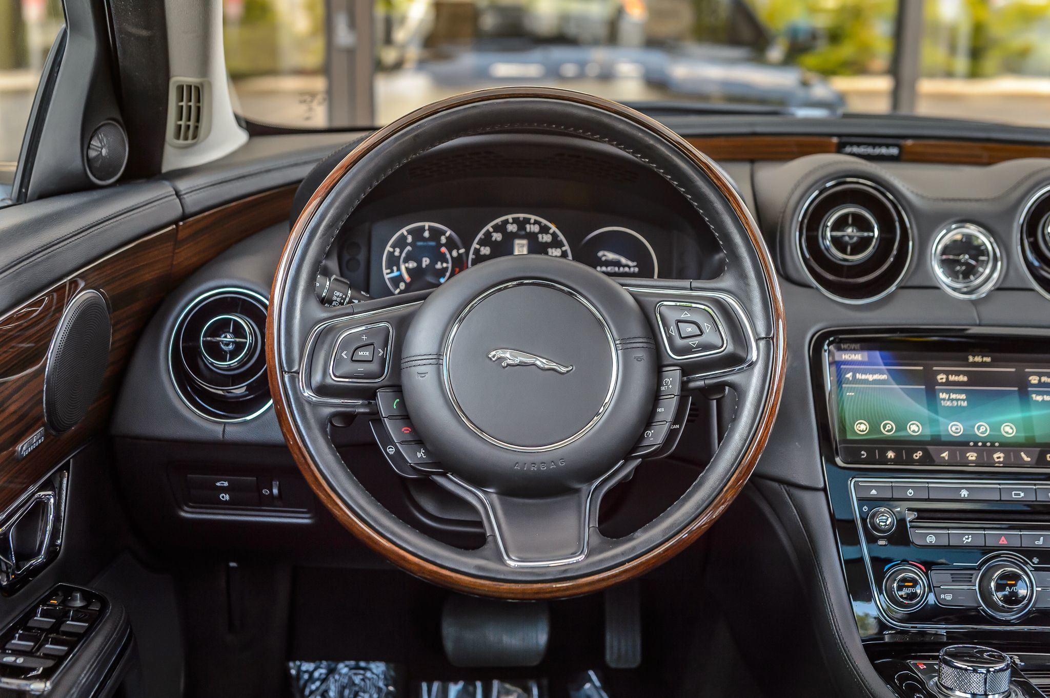 2018 Jaguar XJ R-Sport photo 21