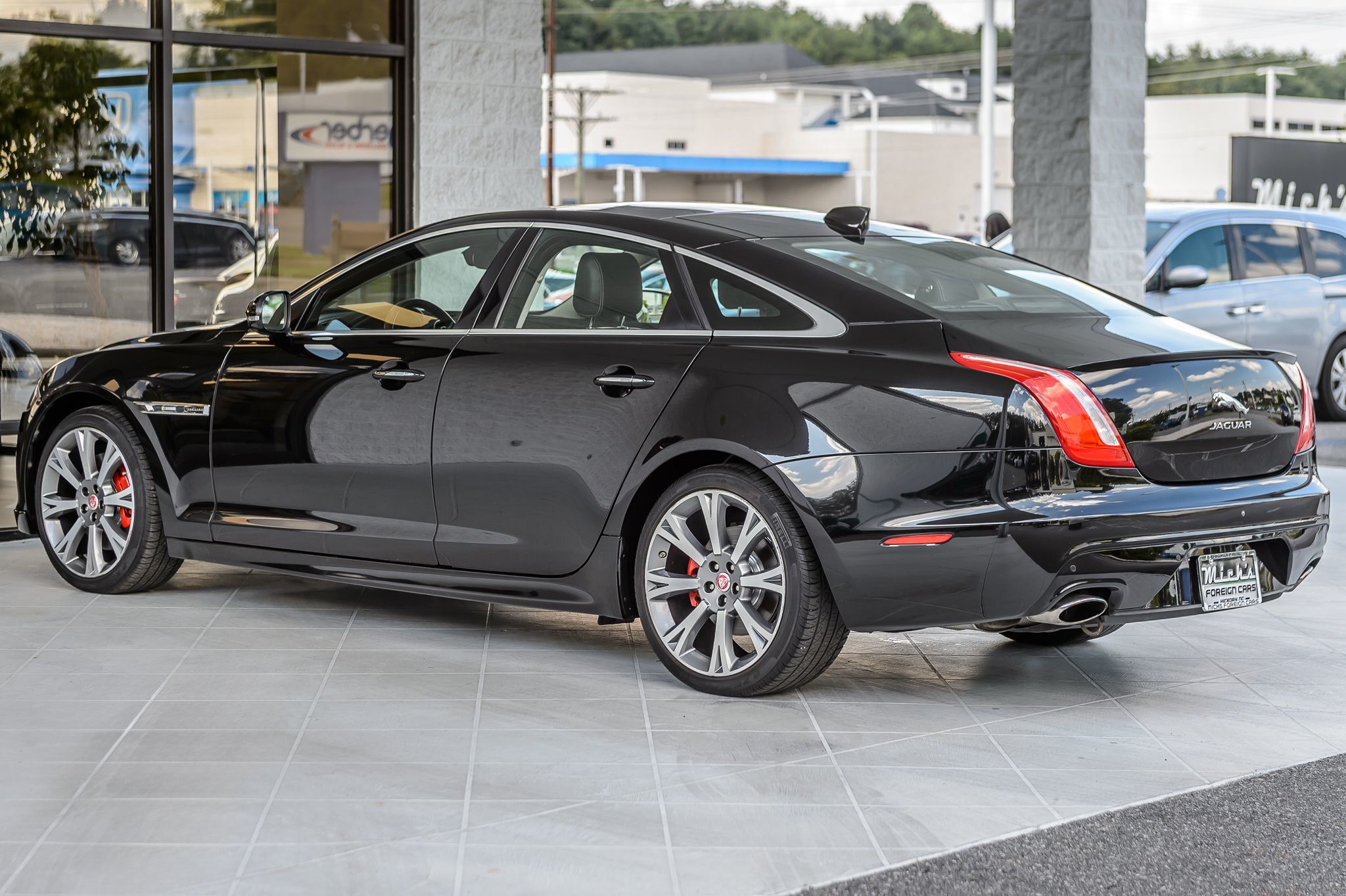 2018 Jaguar XJ R-Sport photo 2