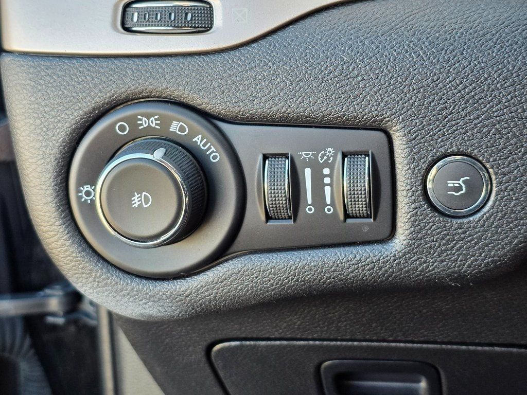 2018 Jeep Cherokee Limited FWD - 22948892 - 38