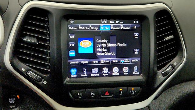 2018 Jeep Cherokee Overland 4x4 w/ CommandView Dual-Pane Pranoramic Roof - 23046226 - 17