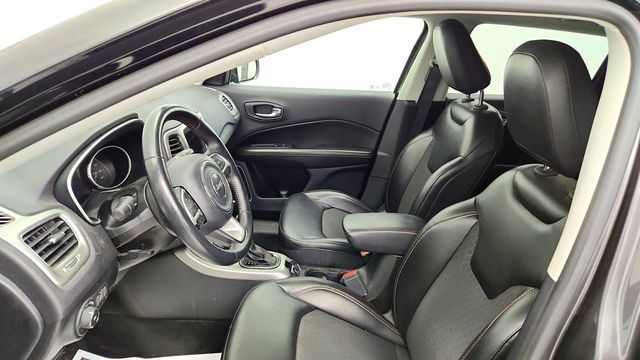 2018 Jeep Compass Latitude 4x4 w/ Navigation, Popular Equipment & Full Sunroof - 23035201 - 16