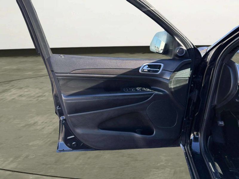 2018 Jeep Grand Cherokee Laredo 4x2 4dr SUV - 22979992 - 10