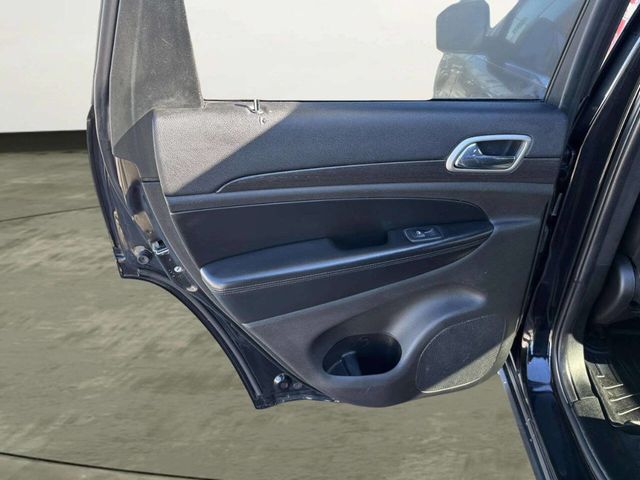 2018 Jeep Grand Cherokee Laredo 4x2 4dr SUV - 22979992 - 12