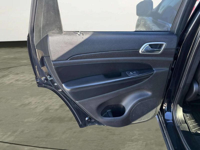 2018 Jeep Grand Cherokee Laredo 4x2 4dr SUV - 22979992 - 12