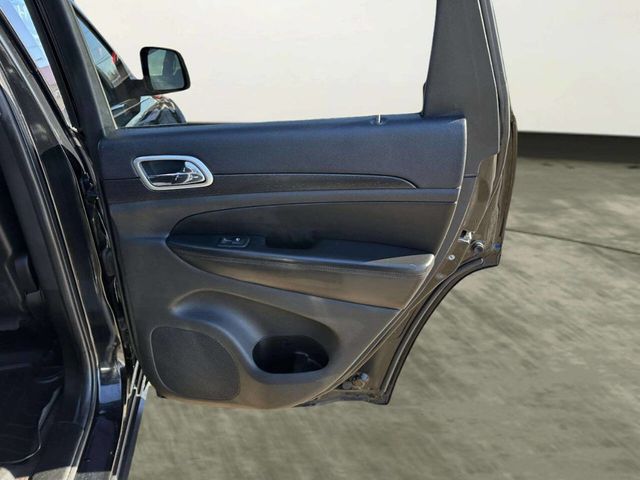 2018 Jeep Grand Cherokee Laredo 4x2 4dr SUV - 22979992 - 17