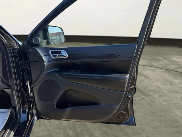 2018 Jeep Grand Cherokee Laredo 4x2 4dr SUV - 22979992 - 22