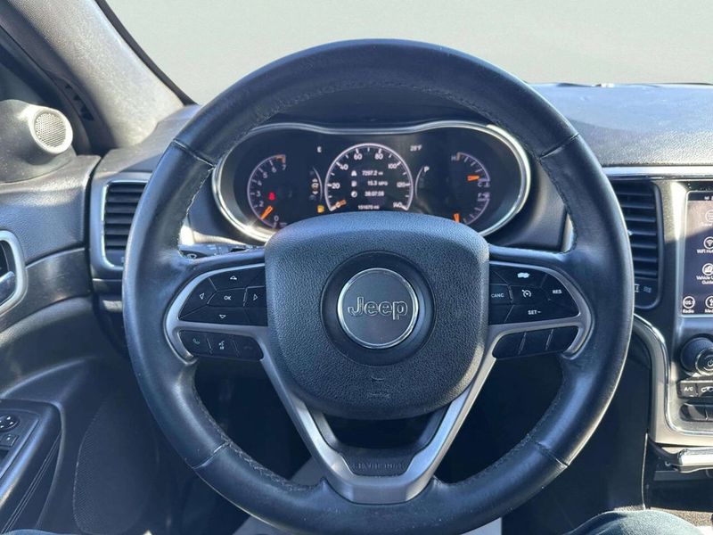 2018 Jeep Grand Cherokee Laredo 4x2 4dr SUV - 22979992 - 24