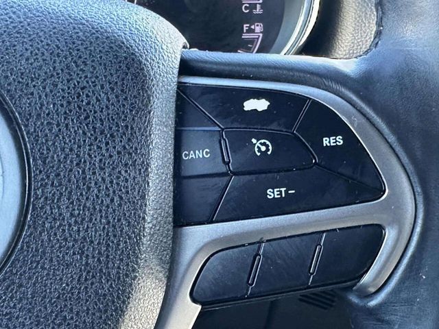 2018 Jeep Grand Cherokee Laredo 4x2 4dr SUV - 22979992 - 28