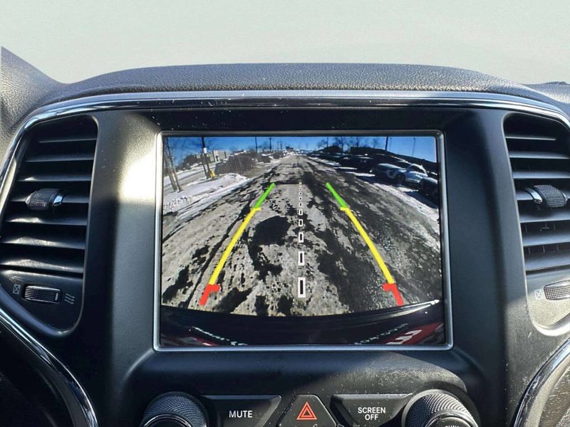 2018 Jeep Grand Cherokee Laredo 4x2 4dr SUV - 22979992 - 32