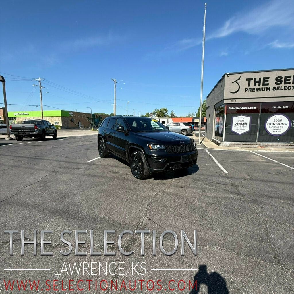 2018 Jeep Grand Cherokee LAREDO E 4X4 W/UPLAND PACKAGE & NAVIGATION PACKAGE - 23021594 | Video 1