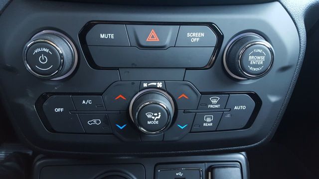 2018 Jeep Renegade Altitude 4x4 - 18569932 - 19