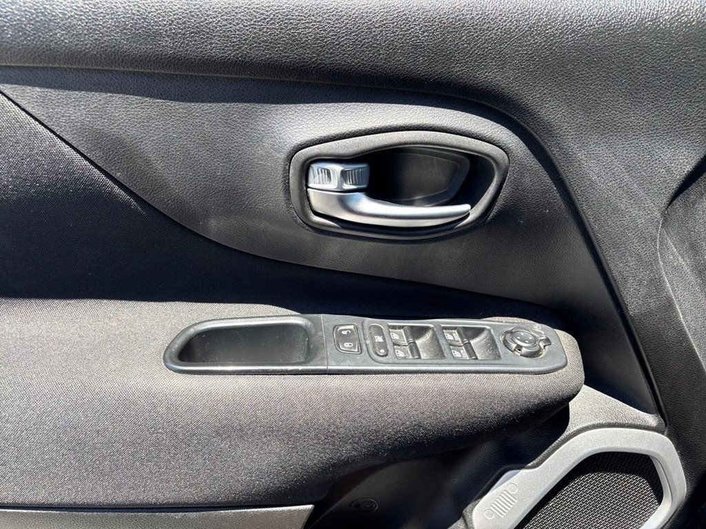 2018 Jeep Renegade Latitude FWD - 23041558 - 11