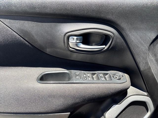 2018 Jeep Renegade Latitude FWD - 23041558 - 11