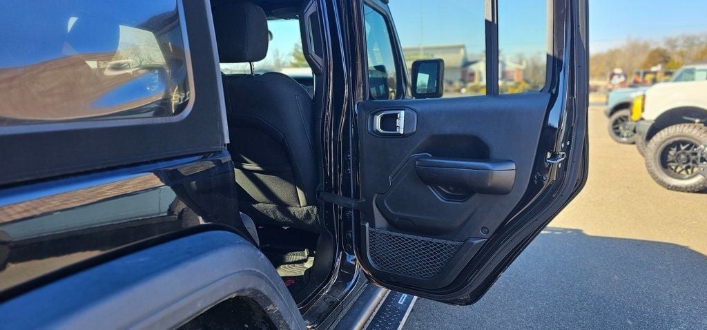 2018 Jeep Wrangler Unlimited Sport S - 22775291 - 17