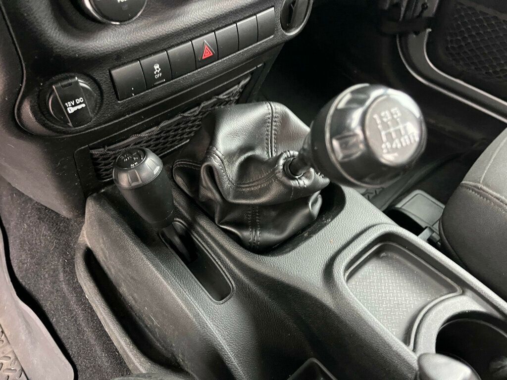 2018 Jeep Wrangler JK JK with 6 SPEED STICK SHIFT - 22945618 - 35