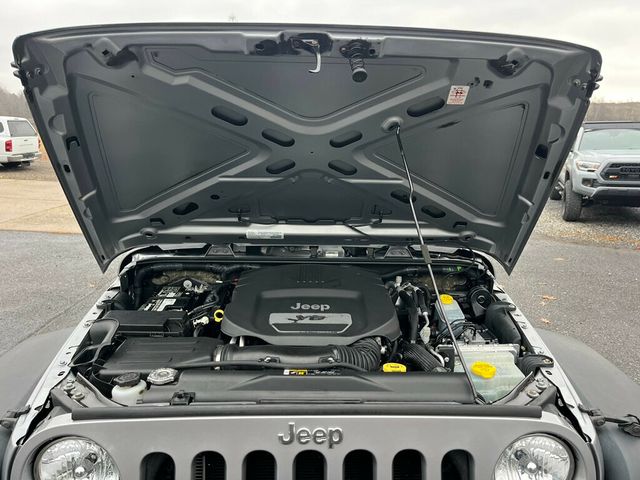 2018 Jeep Wrangler JK JK with 6 SPEED STICK SHIFT - 22945618 - 40