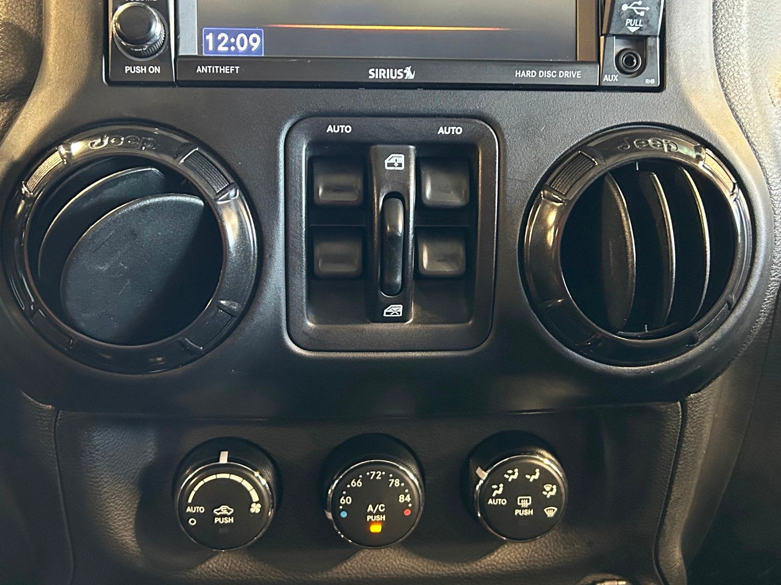 2018 Jeep Wrangler Unlimited Rubicon Recon photo 28