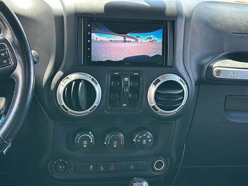 2018 Jeep Wrangler JK Unlimited Sahara 4x4 - 23047160 - 15