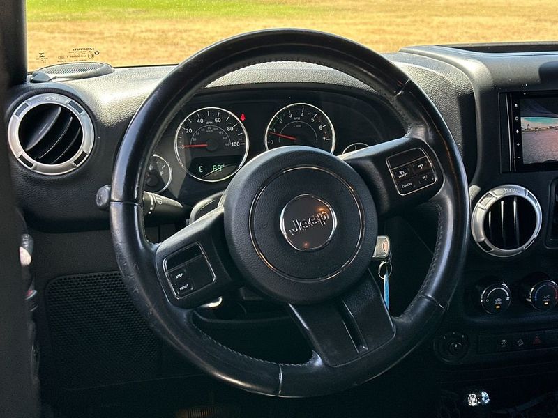2018 Jeep Wrangler JK Unlimited Sahara 4x4 - 23047160 - 17