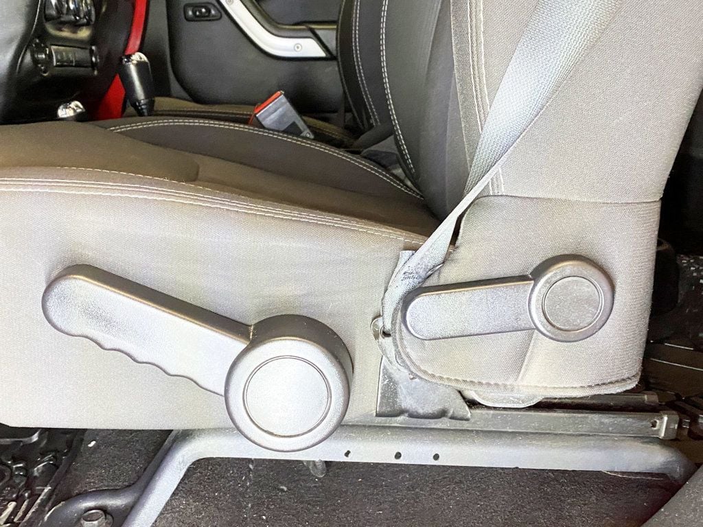 2018 Jeep Wrangler JK Unlimited Sahara 4x4 - 22982365 - 21